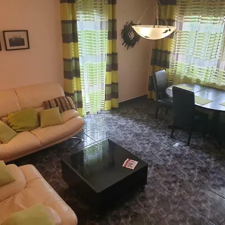 St. Kristof Apartman דירה *